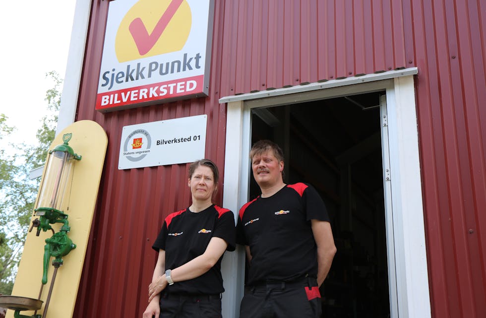 Karin og Daniel Løland har fått på plass god skilting på garasjen, og er klare til å ta imot kundar som treng hjelp med bilen sin. 
