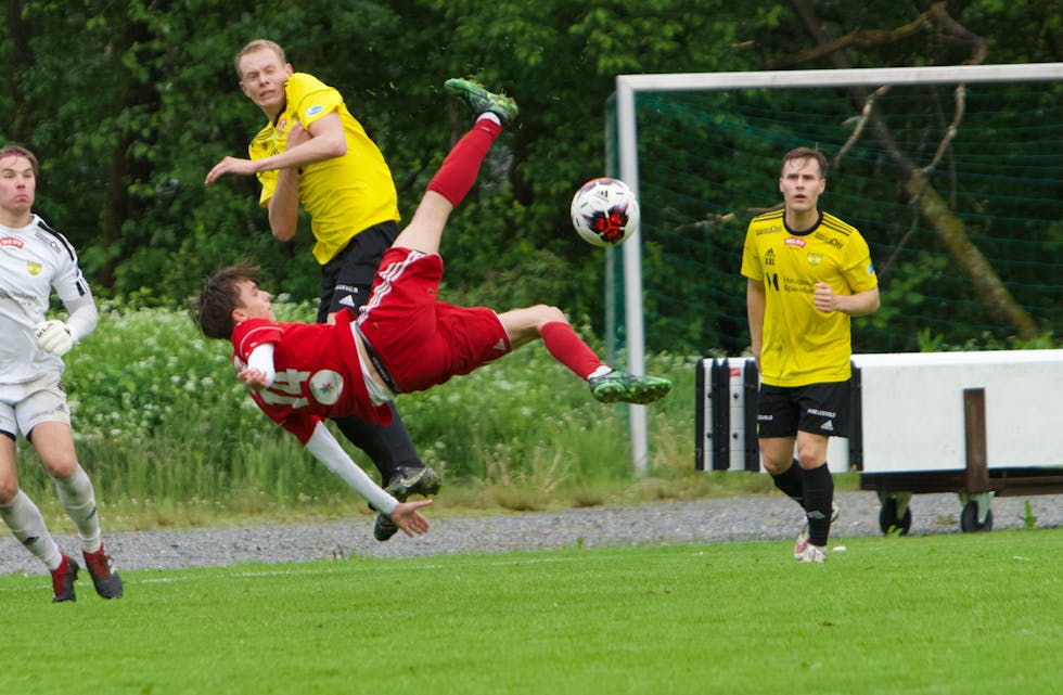 Filliph Thulin Kamfjord prøver seg på en brasse mot Jomar Skrunes Petter Steinsland og Håvard Hovland. Foto: Alf-Einar Kvalavåg