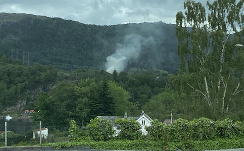 Brannmannskap har rykket ut til et hus i Dalbygda. Foto: Ingvild Rørtveit Myklebust