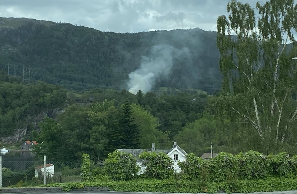 Brannmannskap har rykket ut til et hus i Dalbygda. Foto: Ingvild Rørtveit Myklebust