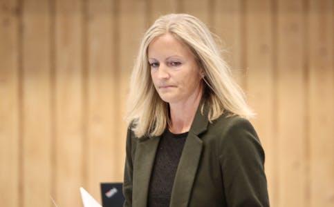 Birgith Lilleskog i Senterpartiet la i kommunestyret fram eit forslag om å utsette saka. Ho meinte at det ikkje hadde vore godt nok allmennkjend at saka skulle opp nå. 