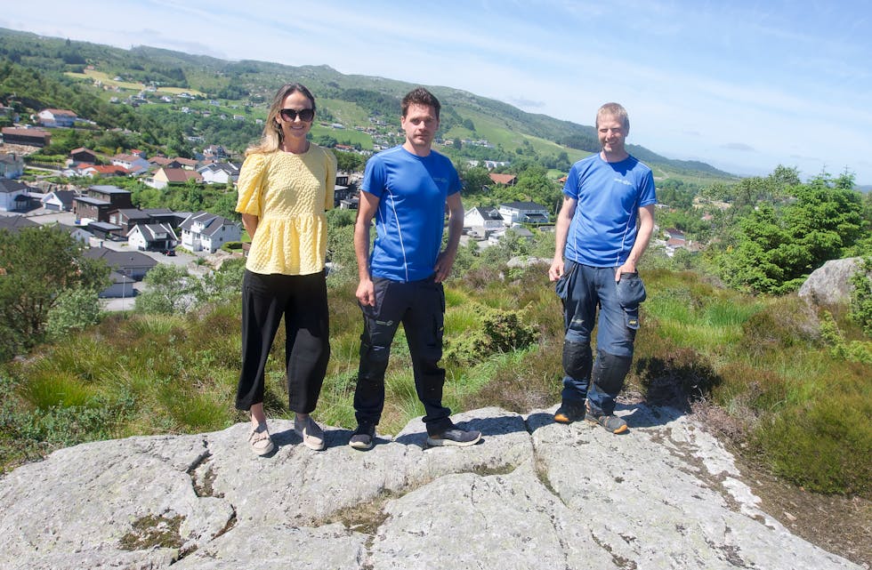 Eigedomsmeklar Caroline Høyvik Holmstrøm utbyggarane Thomas Finhus og Jone Selvåg på tomta som nå skal byggast ut med einebustadar og leilegheiter.
Foto: Alf-Einar Kvalavåg