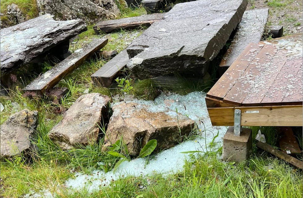 Knust glass over alt. Drivhuset som skulle monteres ved skolestart er siste offer for pøbler i Førre-området.
Foto: Bjørn Ove Kvamen Langelandsvik