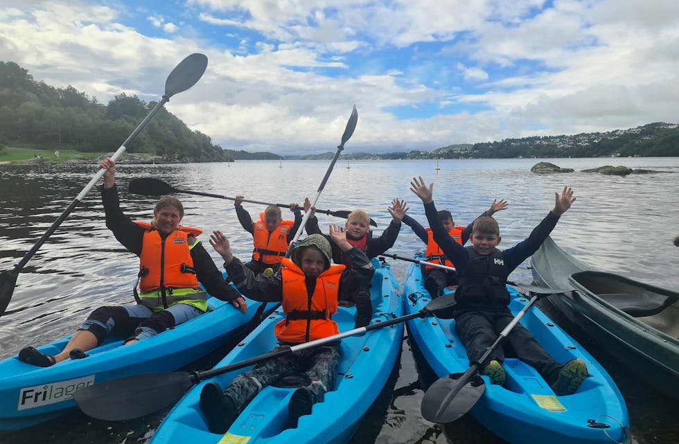 Det var fine forhold for padling, og elevane fekk teste ut dei nye sitontop-kajakkane i Dragavika.