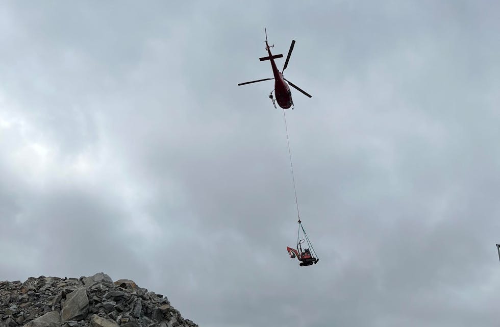 Onsdag blei ein liten gravemaskin frakta til Alvanuten med helikopter. Snart blir det dagsturhytte på fjelltoppen. 