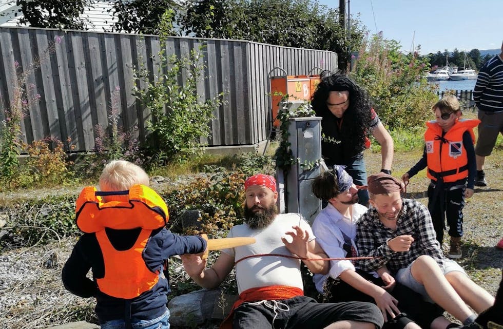 Sjørøvarane kjempa godt, men måtte til slutt gi i frå seg skatten.