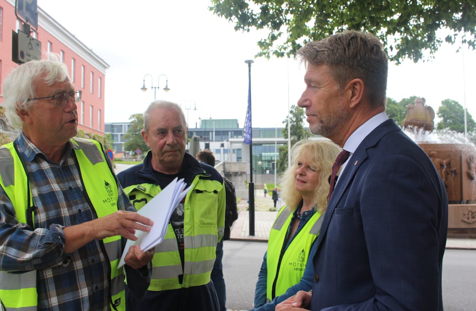 Bjarne Jensen, Ove Stumo og Synnøve B Bjelland fikk stilt olje- og energiminister Terje Aasland flere spørsmål. Han måtte love å komme tilbake for å prate skikkelig med aktivistene og innbyggerne i Tysvær.