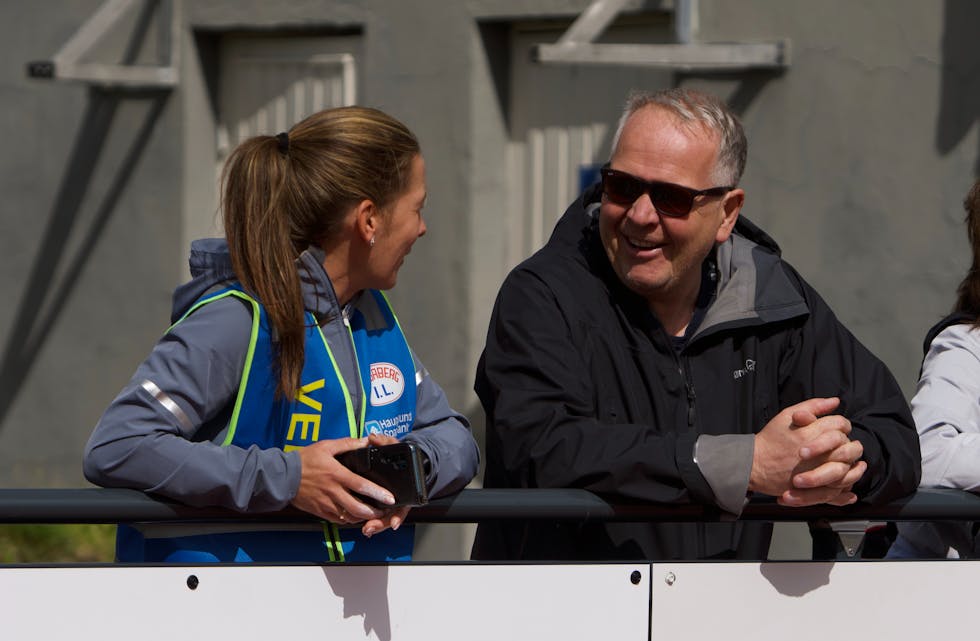 Ordfører Sigmund Lier skulle aller helst vært i Oslo og heia på Tysvær-lagene. Men han holder seg oppdatert på våre nettsider og ønsker alle lykke til. Foto: Alf-Einar Kvalavåg