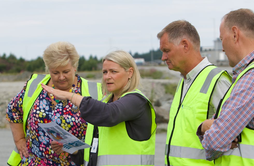 Tiril Fjell hadde funnet frem kartet nok en gang. Denne gangen var det tidligere statsminister Erna Solberg som fikk omvisning. Steinar Lea og Jarle Haukås var også med på omvisningen i Haugaland Næringspark. Foto: Alf-Einar Kvalavåg