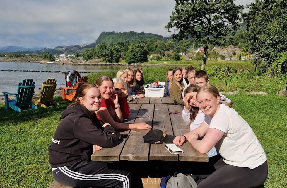 Det er lenge sidan det har vore like mange elevar på Vg1 på Tveit Vgs ved skulestart som det er i år. Dei har hatt ein flott start på skuleåret, med mellom anna turar og strandliv.