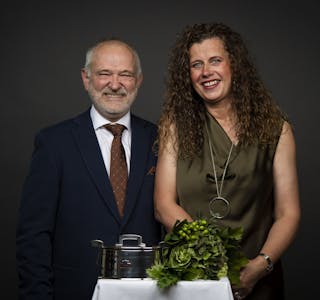 I går fekk Jarle Kvinnesland og Solveig Øie si fortente sølvtine. Foto TINE A/S