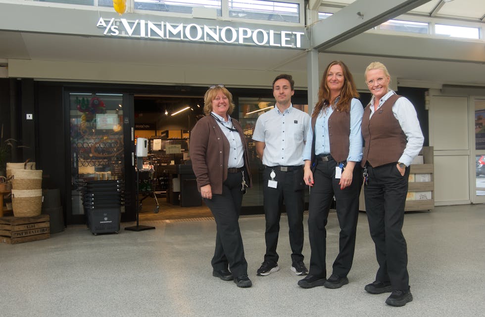 Anne Aase, Jon-Vegar Dagsland, Gro Anita Tvedte og Anne Kathrine Haaheim Silverbird er i strålande humør sjølv om butikken skal snus opp ned dei neste dagane. 100 år skal markerast.
Foto: Alf-Einar Kvalavåg
