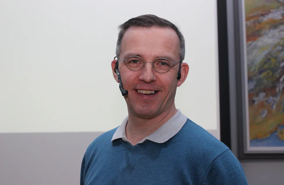 Fra venstre selger Morten Lindanger, teknisk leder Bjørn Tore Stanger holder stolt fram prisen, Kate Elin Østebøvik og eier og daglig leder Birger Førre helt til høyre.