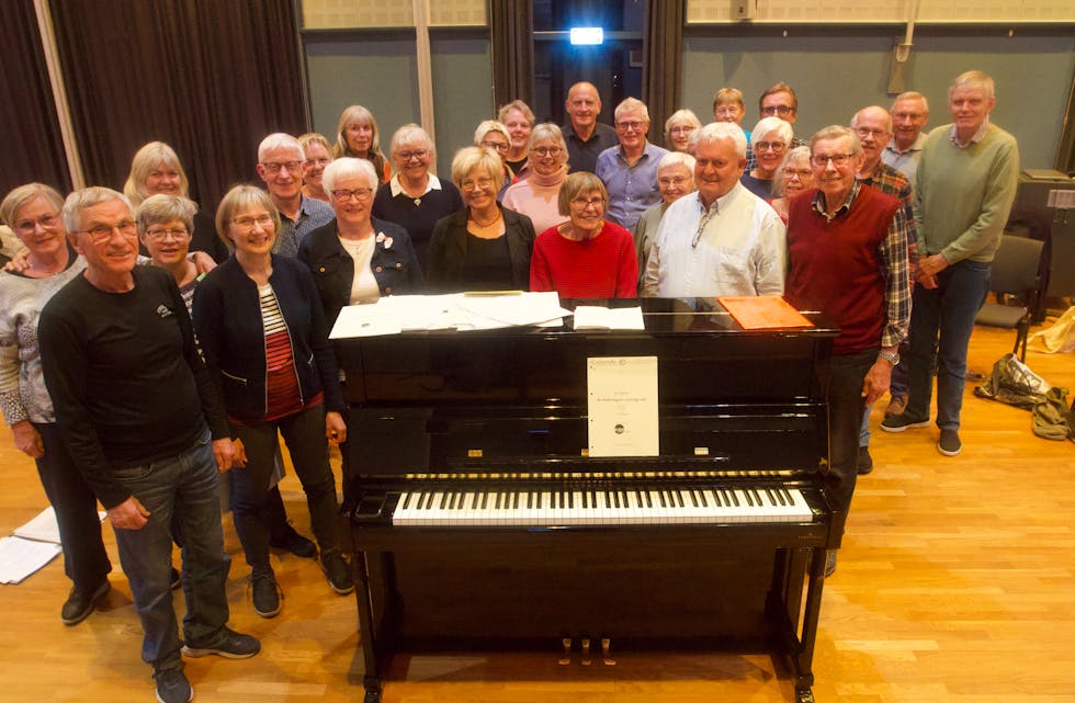 Tysvær Blandakor anno 2022 med dirigent Magne Kristoffersen. Nå blir det jubileumskonsert med den songglade gjengen som er 40 år.