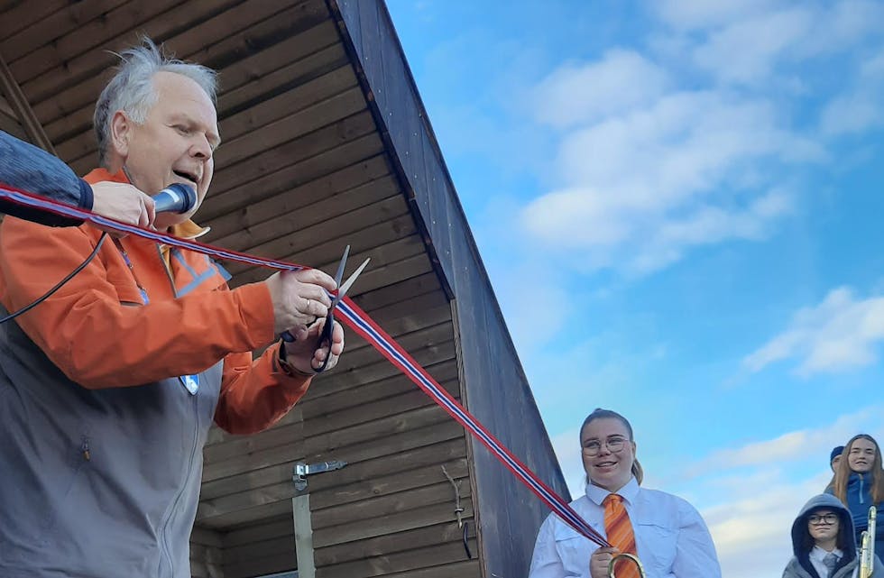 Sigmund Lier hadde kledd seg for anledningen og vår spreke ordfører åpnet dagsturhytten på Alvanuten. Foto: Anders Netland