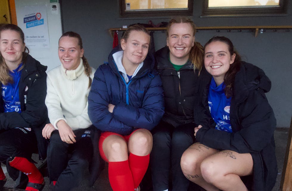Kjekt å slappe av litt etter en 5-1-seier på hjemmebane. Fra venstre: Ava Skrunes, Tuva Herland, Tiril Marie Andersen Müller, Kamilla Rasmussen og Cecilie Apeland. Foto: Alf-EInar Kvalavåg