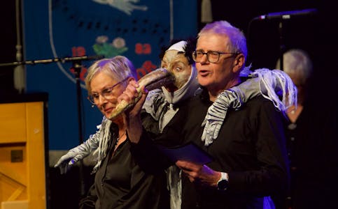 Randi Jensen, Tysvær Hegren og Tor Leif Helgesen i aksjon under jubileumskonserten. Syng med den stemmen du har, men akkurat hegren fikk ikke slippe til. Foto: Alf-Einar Kvalavåg