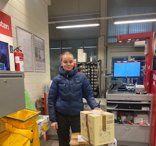 Eline er glad for at posten tilbyr gratis levering til Ukraina.