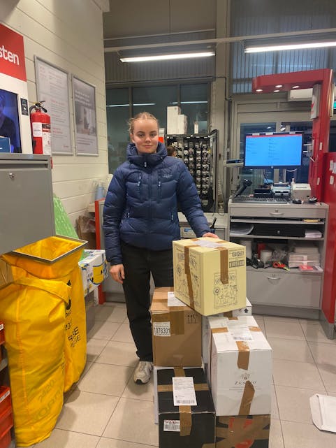Eline er glad for at posten tilbyr gratis levering til Ukraina.