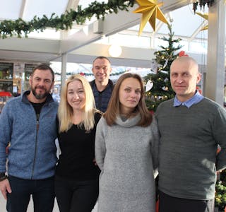 Ukrainarane Deny , Yana, Tatjana og Oleksanr (framme) feirar jul med borna sine for første gong i Norge. Bak står Dmytro Khomenko, som hjelpte oss med å oversetje ukrainsk til norsk. 