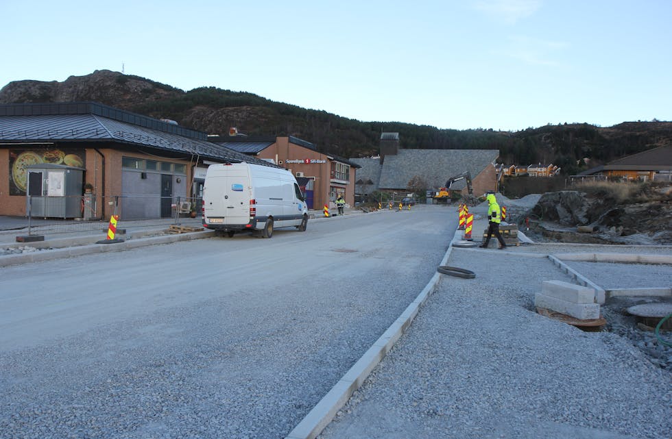 kva skal me døype nye vegar i framtida? Skal det fortsatt vere mest stadnamn, eller er det kvinner og menn som kan heidrast på denne måten?