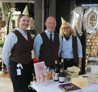 Iselin Stokka Brautaset, Atle Tungesvik Johnsen og Carina Helene Jensen Stava gleder seg til å feire "polets" bursdag med kundene.
