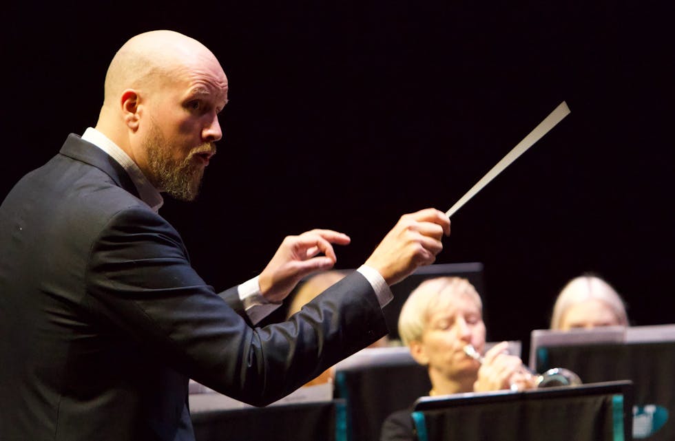 Dirigent Martin Kinn tar med seg Nord Rogaland Symfoniorkester til Tysværtunet på lørdag. Foto: Alf-Einar Kvalavåg