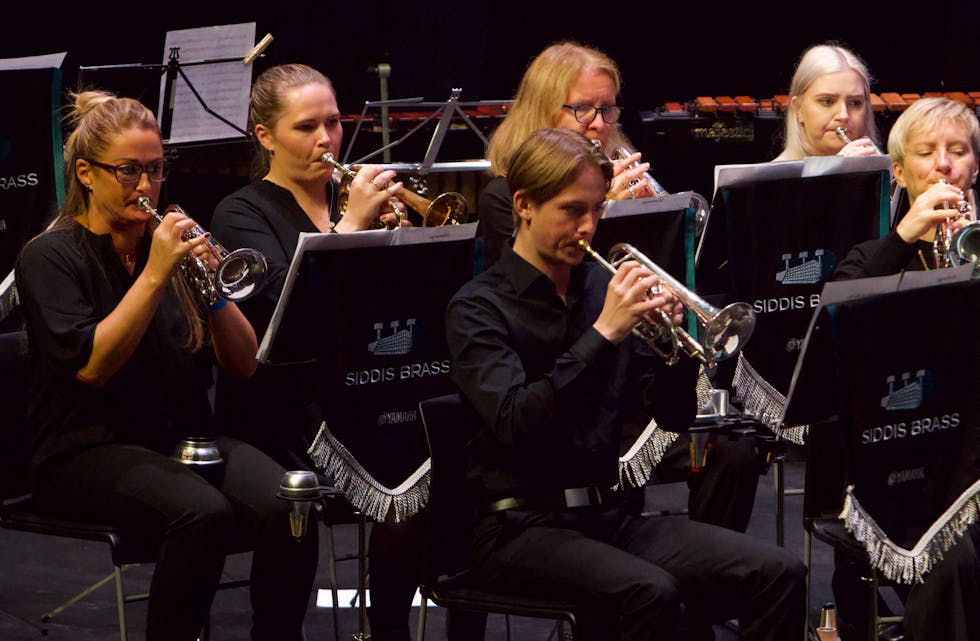 Tysvær Brass gjorde ein fin figur under «Siddis». Frå venstre bak: Silje H. Hult, Kristine Sternhoff, Kristin Trageton Skofteland og Tanya S. Solland. Framme: Eirik Clausen og Hilde-Marie Kalland Queseth.
Foto: Alf-Einar Kvalavåg
