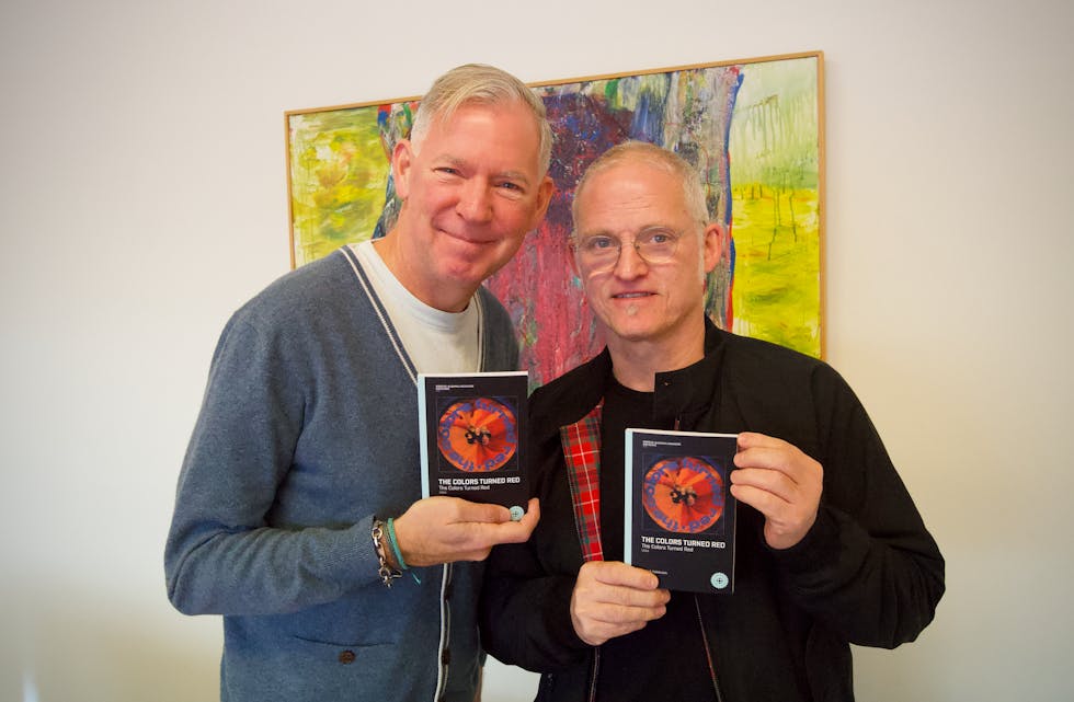 Erik Valebrokk og Johnny Liadal med boka om debutplata og alt som skjedde rundt den.