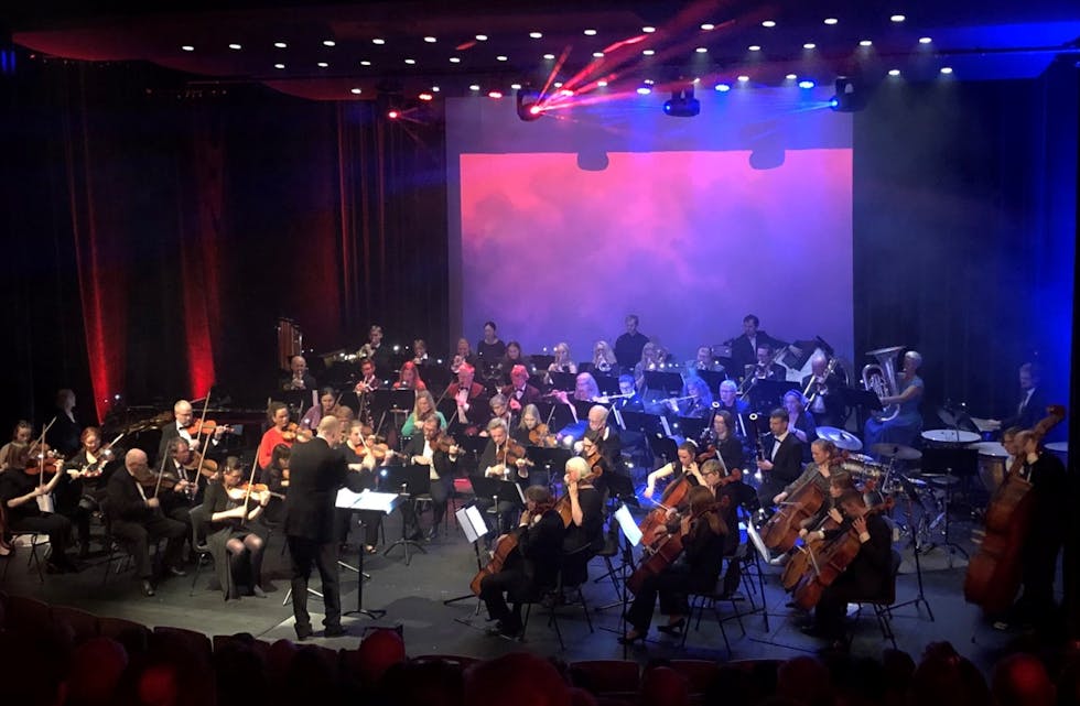 Nord-Rogaland Symfoniorkester gav publikum musikkmagi på lørdagens konsert i Tysværtunet. 