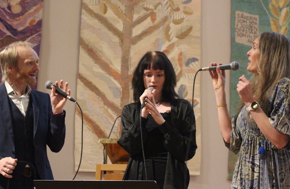 Øyvind, Maria og Sandra Kvammen Aksland underhaldt med vakker song.
