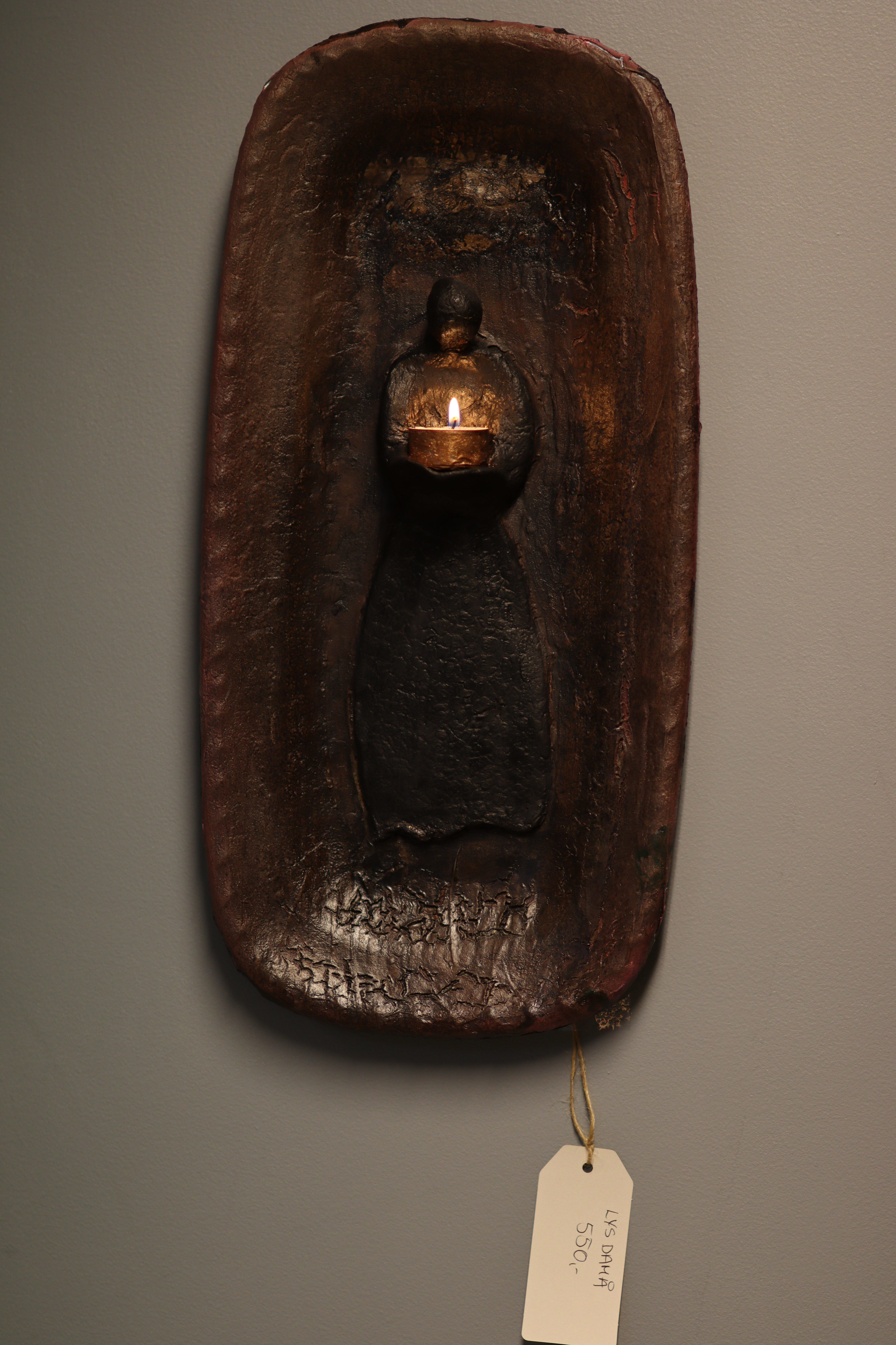 – Dette vegghengte lysbrettet er re-designet av et serveringsbrett. Det kjøpte jeg hos Dansken fra Isvik, forteller Unni. 