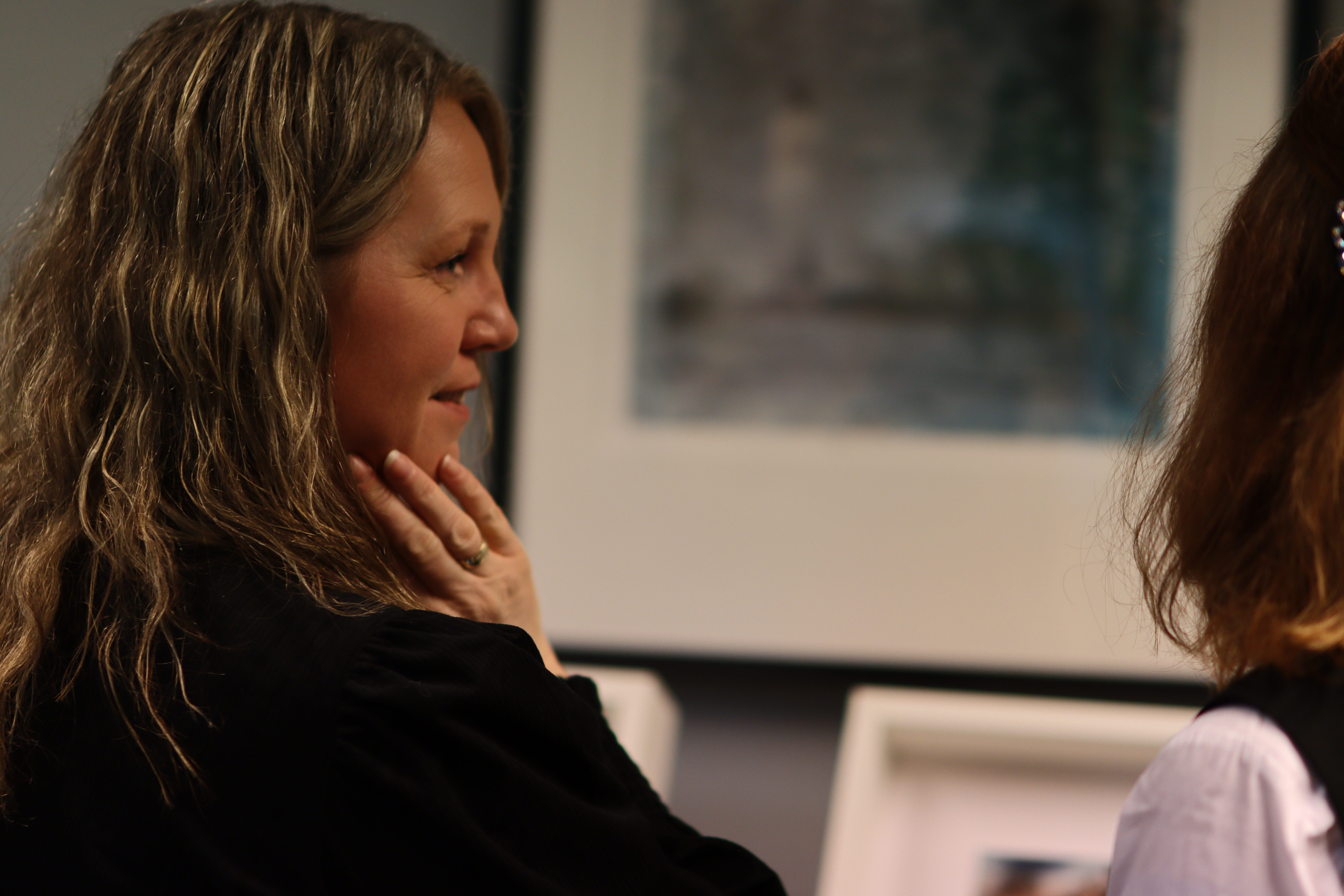 Høiedamene har jobbet iherdig de siste tre ukene. De har produsert kunst, valgt ut bilder og gjort klart lokale. 