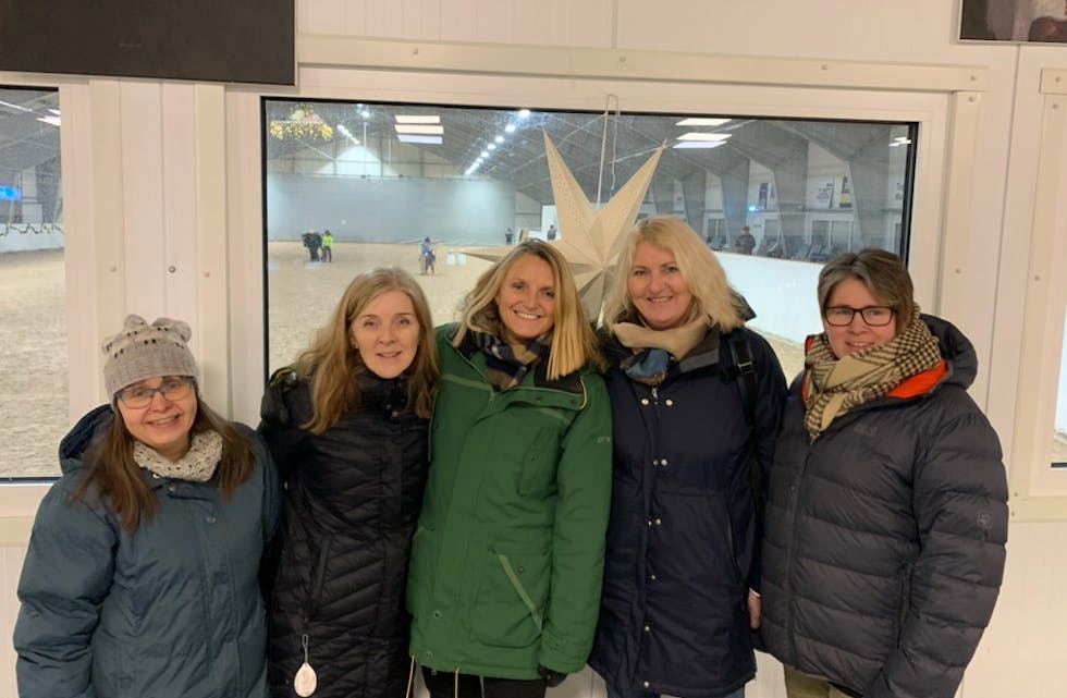 Det var ein kvinnesterk gjeng frå KrF som besøkte Haugaland Hestesport Arena og hadde med seg løfte om pengar. Får venstre Anna Henriette Veim Eikje, Gunn Marit Lygre, Anne Kristin Vik Bruns, Laila Ramstad Nemeth og styreleiar Helene Bergersen.
