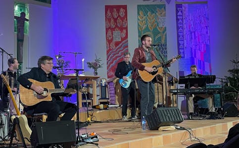Julekonserten med Erlend Gunstveit ble en stor opplevelse for de mange fremmøtte i Aksdal kirke. Foto: Gro Lothe