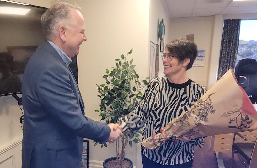 Mette Heidi Bergsvåg Ekrheim ordførar i Etne fekk blomar av Sigmund Lier Representantskapsleiar HBR.