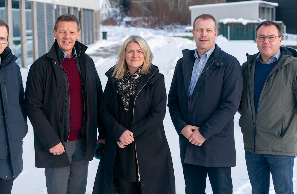 CCS Haugalandet 1, F.v: - Øystein Rossebø, direktør for forretningsutvikling og prosjekter i Gassco, - Kåre Bjarte Bjelland, strategi- og kommunikasjonsdirektør Eramet Norway, - Tiril Fjeld, daglig leder i Haugaland Næringspark, - Olav Bådsvik, Equinor direktør for Kårstø prosessanlegg og Arne Martin Kjærland, fabrikksjef Hydro Karmøy. Foto: Grethe Nygaard