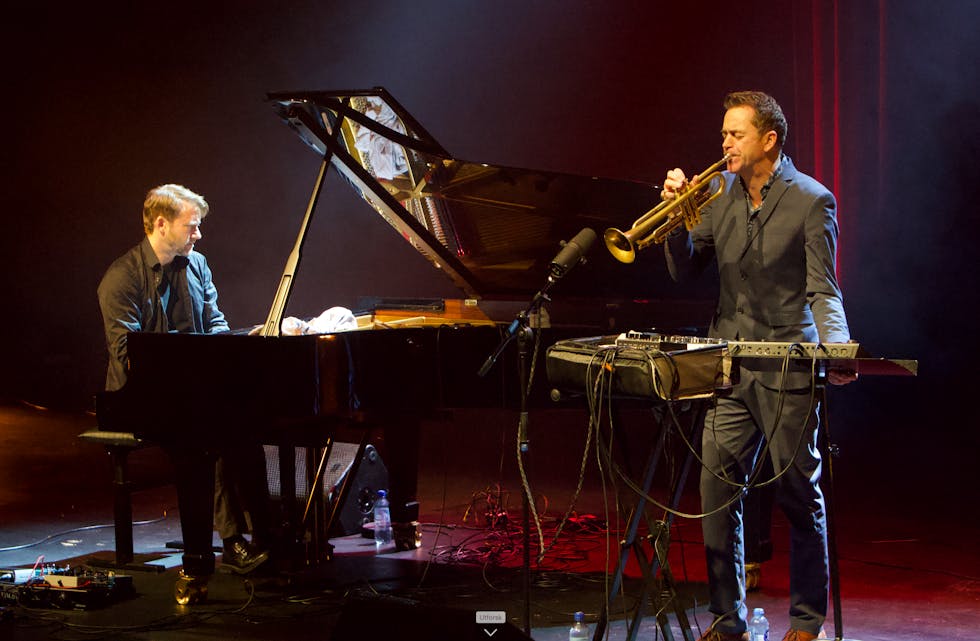 Espen Eriksen og Gunnar Halle er blitt en tradisjon i Tysværtunet. deres versjoner av kjente julesanger utfordrer, men gir også en herlig ro. Årets lunsjkonsert var strålende. Foto: Alf-Einar Kvalavåg