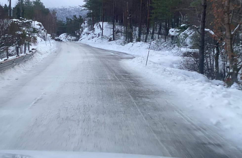 Vi har fått tilsendt dette bildet som er lagt ut på gruppa til Hervik på Facebook. det er strødd, men såpeglatt. Slik ser det ut stadig flere steder i kommunen nå søndag kveld.