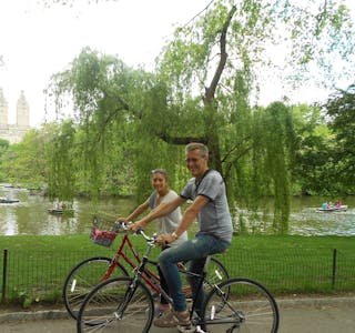 Jostein og dottera Annelin på sykkeltur i Central Park i New York.