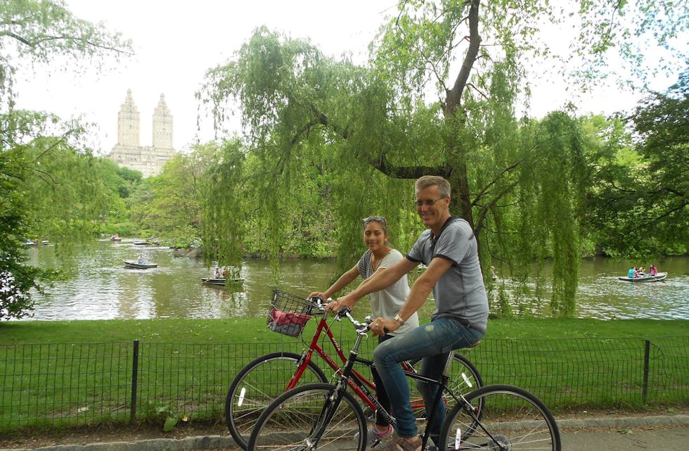 Jostein og dottera Annelin på sykkeltur i Central Park i New York.