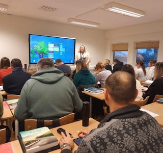 Klasseromundervisning for ukrainarar. Tetyana Umen underviser.