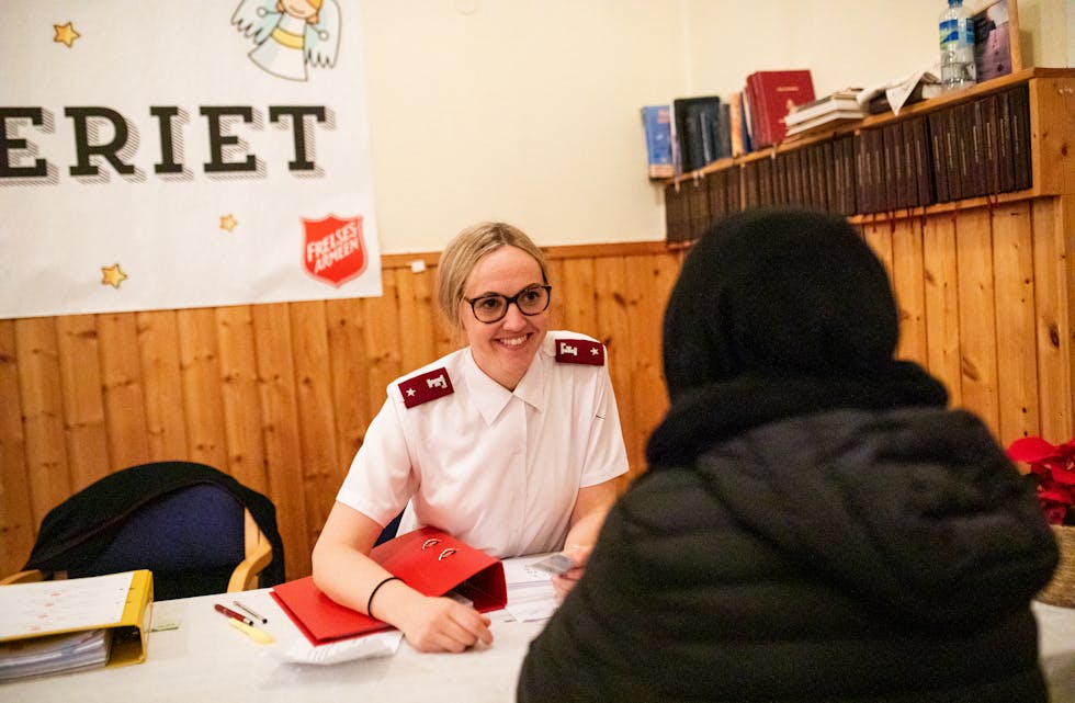 Ida Amelie Helgesen (34) jobber som offiser i Frelsesarmeen. Tysværjenta møter daglig mennesker som sliter med å få endene til å møtes.
Foto: Frelsesarmeen