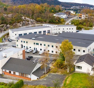 Meglerhuset Rele skal selge den tidligere industritomta til Steinsvik på Frakkagjerd. Foto: Rele