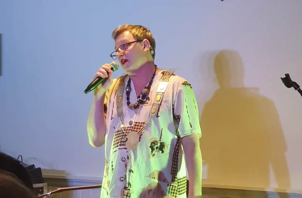 Stappfullt hus (100 stk) og god stemning når June Kommune (Jan Rune Holdhus) entra scenen i Nedstrand bygdahus i kveld. Foto: Bjørg Rørtveit