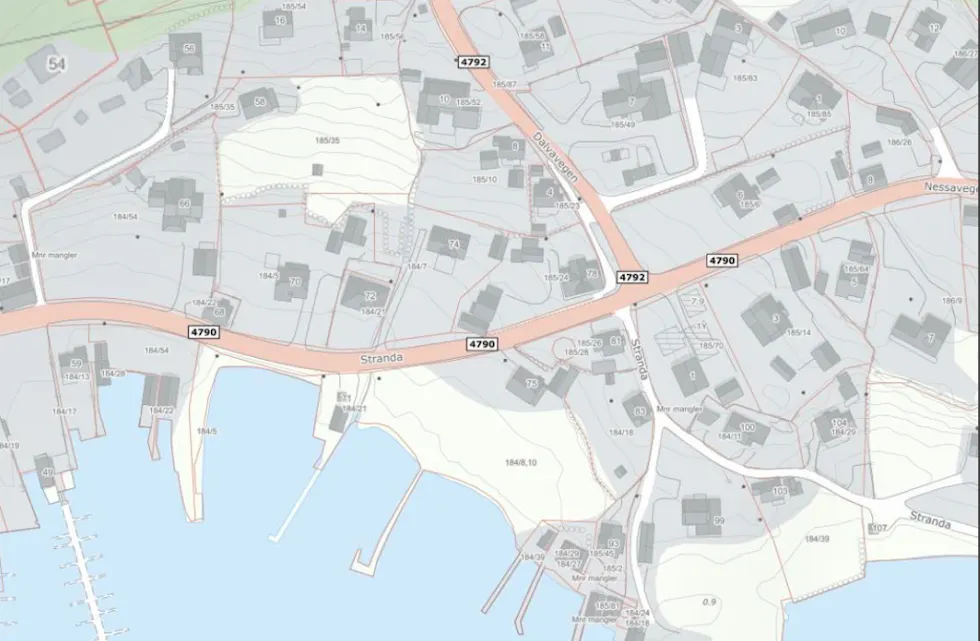 En traktor har tatt med seg deler av en stolpe i krysset Nedstrandsvegen/Dalvavegen på Nedstrand.