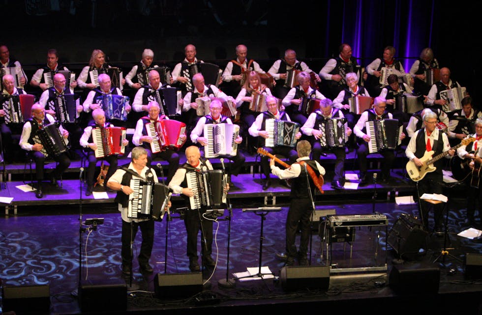 Lindesnes Trekkspillklubb, ingen over, ingen ved sida. Nå er dei på veg til Tysværtunet igjen.
Foto: Alf-Einar Kvalavåg