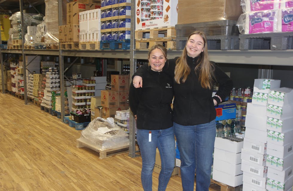 På lageret er det stappfullt av varer som venter på å komme inn i butikken.