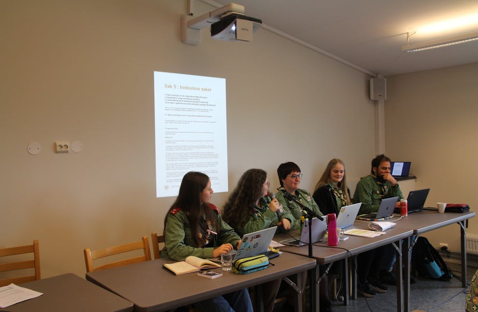 Ungt lederskap i speiderarbeidet: Stødige ordstyrere på kretsting: (f.v.) Hedda Amilde Danielsen (18) og Deborah Ognøy (20). Kretssekretær Cilje Solvig og Kaja Storesund Olsen førte protokoll og Johannes Skartland styrte teknikken. (Foto: Svein Gisle Apeland).