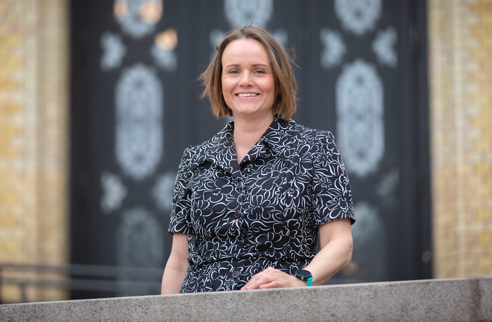 Margret Hagerup framføre Stortinget i Oslo. Det begynte i idrettslaget, og i lokalpartiet før ho fekk full tenning og satsa på ei karriere som stortingspolitikar. Nå vil ho ha fleire damer med i politikken.
Foto: Hans Kristian Thorbjørnsen/Stortinget